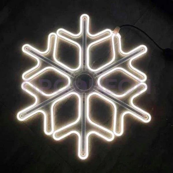 Крупный план ветвей светодиодной снежинки, белые LED-диоды на гибком несущем шлейфе, влагозащищенный провод.