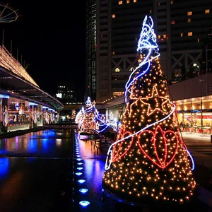 новогодняя подсветка уличной елки