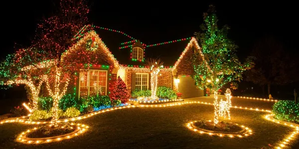 новогодняя подсветка двора