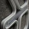 Крупный план светодиодной снежинки: детализация ветвей, ярких светодиодов и влагозащищенного провода, синее свечение.