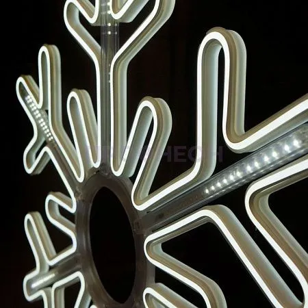 Крупный план светодиодной снежинки: белые LED-диоды, прозрачный провод, плоский корпус для уличной установки