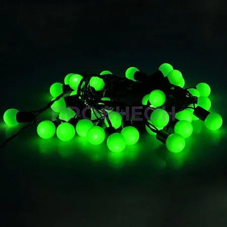 Крупный план LED-лампочек в форме шариков с зеленым свечением на гирлянде Мультишарики Мини, устойчивой к влаге IP65