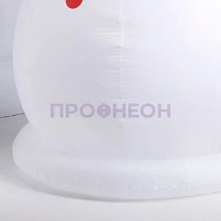 Крупный план надувного Снеговика: светодиодные элементы, ткань, компрессор, белое свечение