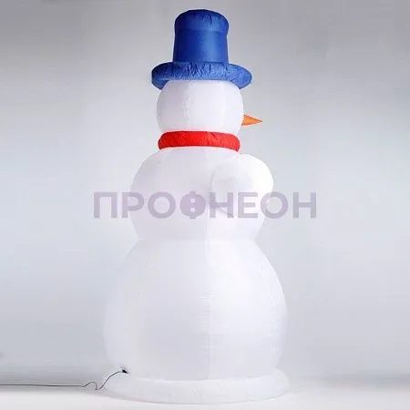 Крупный план надувного Снеговика: светодиодные элементы, ткань, компрессор, белое свечение