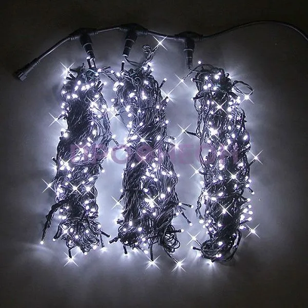 Крупный план светодиодной нити Клип Лайт Спайдер, белые холодные LED диоды на гибком проводе с защитой IP54.