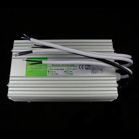 Крупный план герметичного трансформатора IP68 12V 60Вт: кабельные вводы и корпус