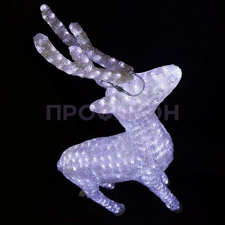 Крупный план световой фигуры оленя: прозрачный акрил, светодиодная лента и металлический каркас, 160 см