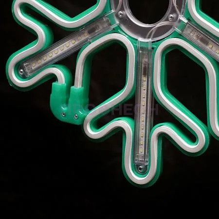 Крупный план зеленой светодиодной снежинки LED: яркие диоды, плоская конструкция, крепежные элементы для монтажа