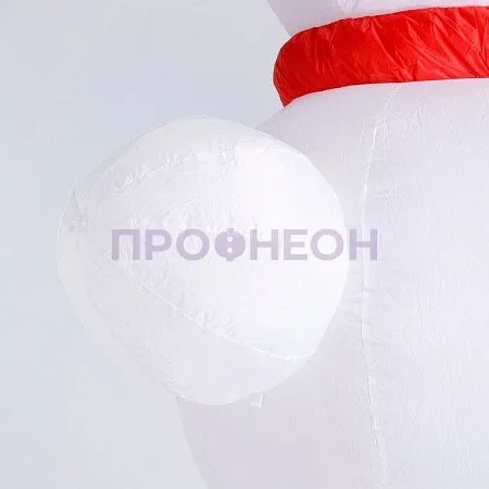 Крупный план надувного Снеговика: светодиодные элементы, ткань, компрессор, белое свечение