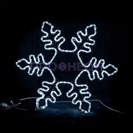 Крупный план светодиодной снежинки LED: белые диоды на прочном каркасе, влагозащищенный провод. Цвет свечения белый.
