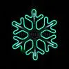 Крупный план зеленой светодиодной снежинки LED: яркие диоды, плоская конструкция, крепежные элементы для монтажа