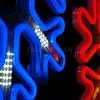 Крупный план светодиодной снежинки LED: синие диоды, динамические переливы, прочный плоский корпус