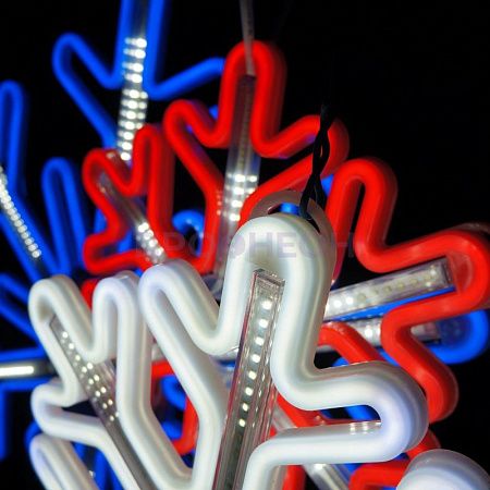Крупный план светодиодной снежинки: белые LED-диоды, провода и крепления, динамическая подсветка