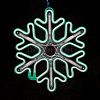 Крупный план зеленой светодиодной снежинки LED: яркие диоды, плоская конструкция, крепежные элементы для монтажа
