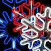 Крупный план светодиодной снежинки: белые LED-диоды, провода и крепления, динамическая подсветка