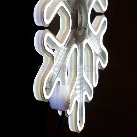 Крупный план светодиодной снежинки: белые LED-диоды, провода и крепления, динамическая подсветка