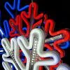 Крупный план светодиодной снежинки: белые LED-диоды, провода и крепления, динамическая подсветка