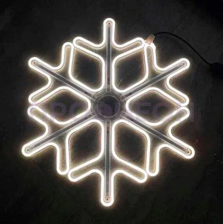 Крупный план ветвей светодиодной снежинки, белые LED-диоды на гибком несущем шлейфе, влагозащищенный провод.