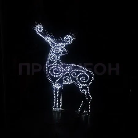Крупный план ажурной фигуры оленя: белые светодиоды на металлическом каркасе, влагозащита IP65, питание 24В