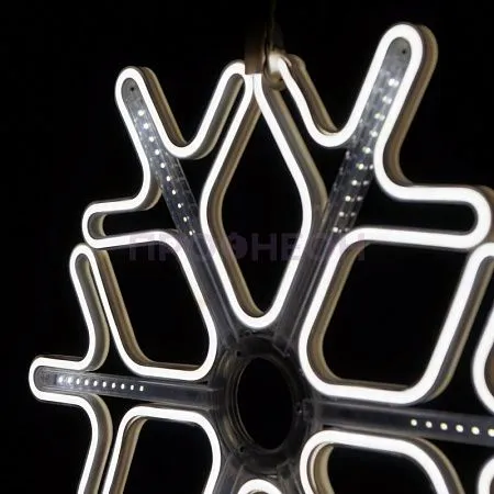 Крупный план ветвей светодиодной снежинки, белые LED-диоды на гибком несущем шлейфе, влагозащищенный провод.