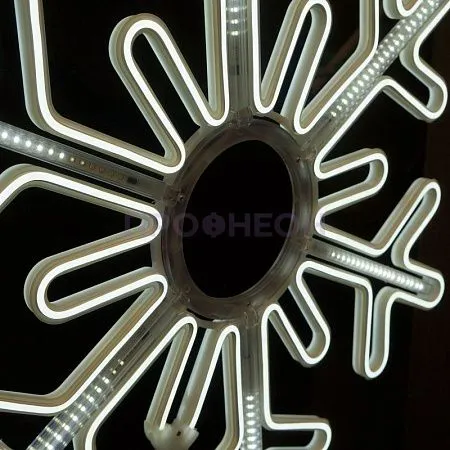 Крупный план светодиодной снежинки: белые LED-диоды, прозрачный провод, плоский корпус для уличной установки