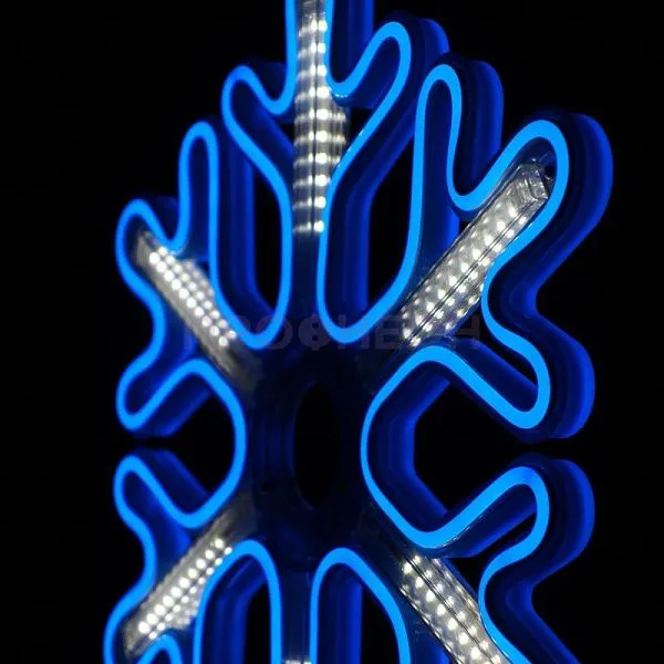 Крупный план светодиодной снежинки LED: синие диоды, динамические переливы, прочный плоский корпус