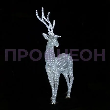 Крупный план белых светодиодов и влагозащищённых соединений на каркасе фигуры оленя, 5500 и 1800 диодов