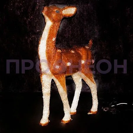 Крупный план акриловой фигуры оленя 100см: коричневые рога, светодиодные элементы и защитный кабель для улицы