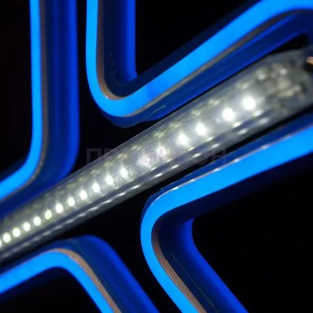 Крупный план светодиодной снежинки LED: синие диоды с динамикой, плоский корпус, элементы крепления и провода подключения