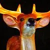Крупный план фигуры оленя из стекловолокна белого цвета: текстура поверхности, элементы каркаса и крепления