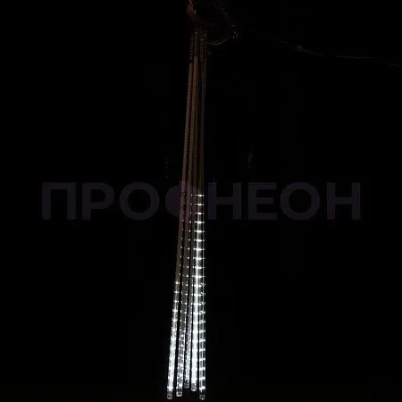 Крупный план светодиодных сосулек белого цвета, гибкий провод, влагозащищенный шлейф