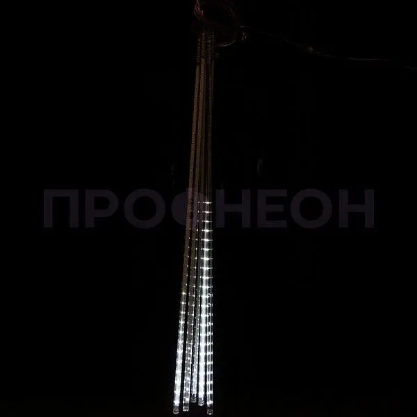 Крупный план светодиодных сосулек белого цвета, гибкий провод, влагозащищенный шлейф
