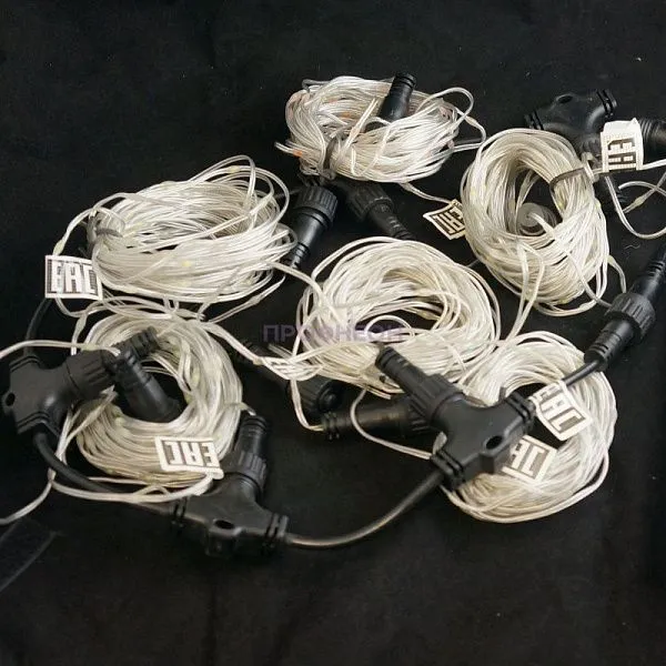 Крупный план светодиодной нити PRF-TR-10M-100ML-24V-R красного цвета, 10 метров