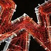Крупный план светодиодной консоли: лента в форме звезды, красные диоды, контур из ленты и элементы крепления