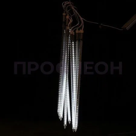 Крупный план светодиодных сосулек белого цвета, гибкий провод, влагозащищенный шлейф