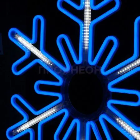 Крупный план светодиодной снежинки LED: синие диоды с динамикой, плоский корпус, элементы крепления и провода подключения