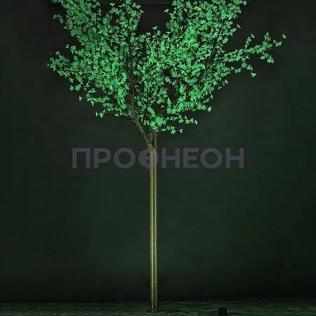 Крупный план ветвей и зеленых светодиодных лепестков дерева Сакура, проводка в защитной оплетке