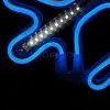 Крупный план светодиодной снежинки LED: синие диоды, динамические переливы, прочный плоский корпус