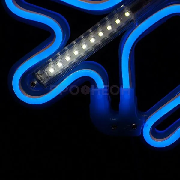 Крупный план светодиодной снежинки LED: синие диоды, динамические переливы, прочный плоский корпус