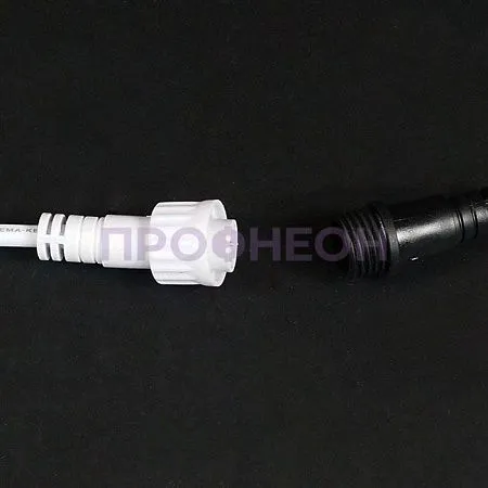 Крупный план светодиодной нити гирлянды Тающие сосульки, показывающий RGB-диоды и гибкий влагозащищенный провод.