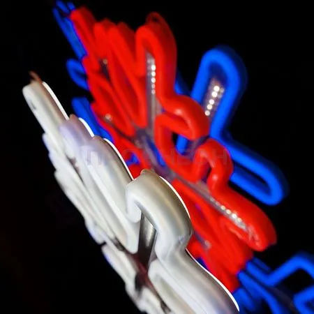Крупный план светодиодной снежинки: белые LED-диоды, провода и крепления, динамическая подсветка