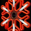 Крупный план снежинки LED 40x40 см: красные светодиоды, плоский корпус, динамические эффекты свечения