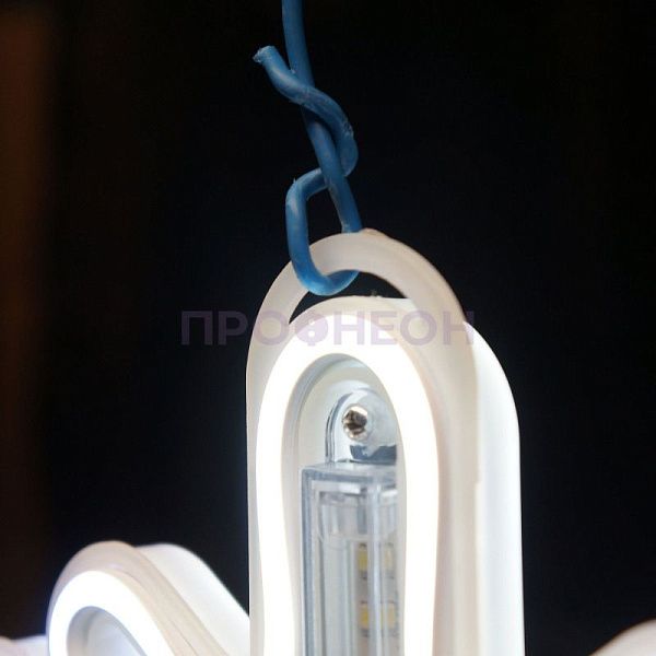 Крупный план светодиодной снежинки: белые LED-диоды, провода и крепления, динамическая подсветка