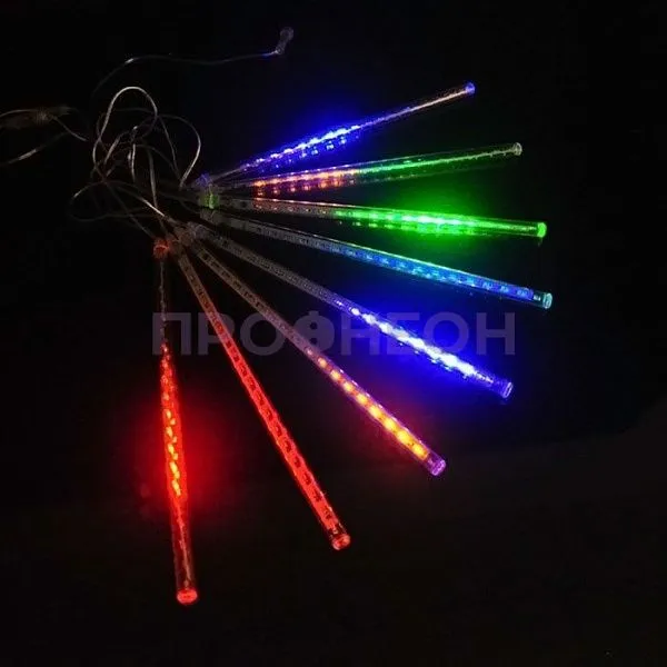 Крупный план светодиодной нити гирлянды Тающие сосульки, показывающий RGB-диоды и гибкий влагозащищенный провод.