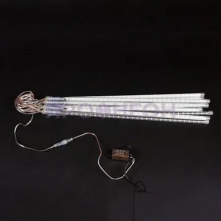Крупный план светодиодной нити гирлянды Тающие сосульки, показывающий RGB-диоды и гибкий влагозащищенный провод.