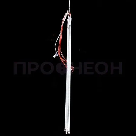 Крупный план светодиодных сосулек белого цвета, гибкий провод, влагозащищенный шлейф