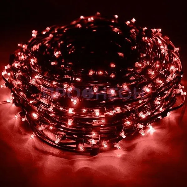 Крупный план светодиода Клип Лайт: красный LED элемент в прочном белом колпачке, закрепленный на зеленом влагозащищенном проводе.