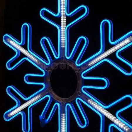 Крупный план светодиодной снежинки LED: синие диоды с динамикой, плоский корпус, элементы крепления и провода подключения