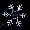 Световая фигура в виде снежинки белого свечения на темном фоне, размер 76 на 76 см.