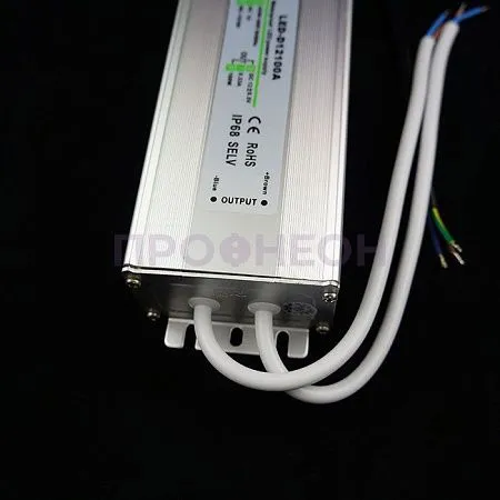 Крупный план герметичного трансформатора IP68 12V 60Вт: кабельные вводы и корпус